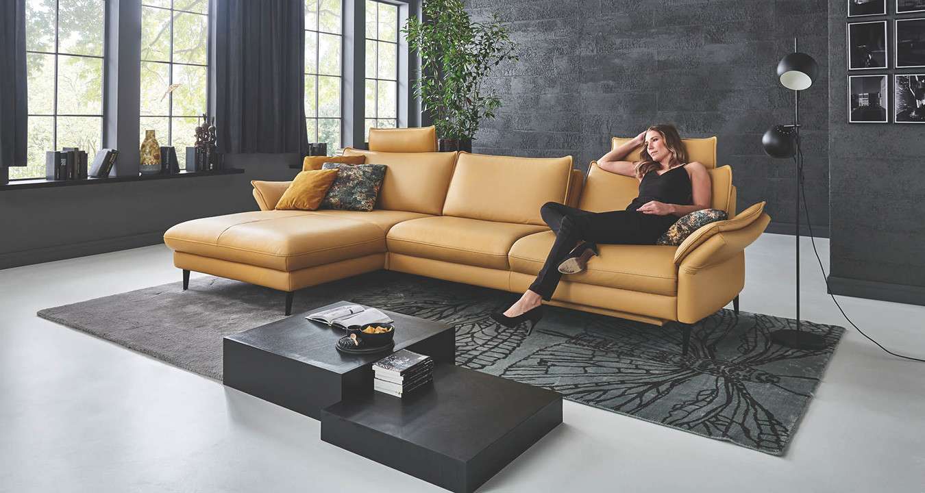 Ockerfarbenes Sofa 