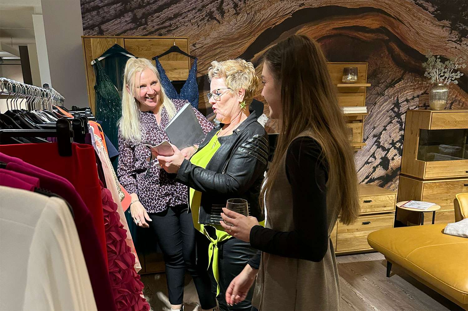 Modeberatung im Möbelhaus
