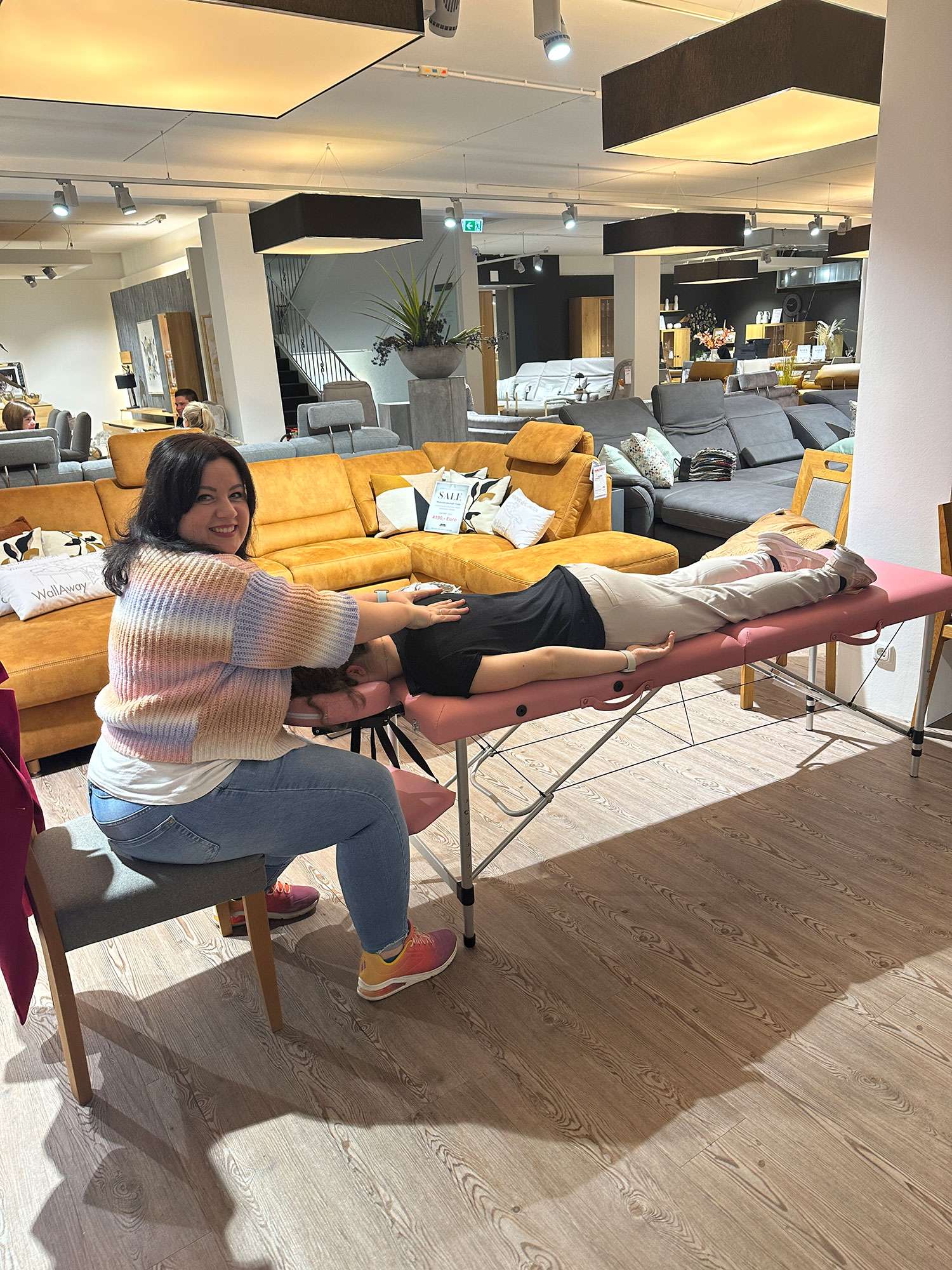 Physiotherapie im Möbelhaus