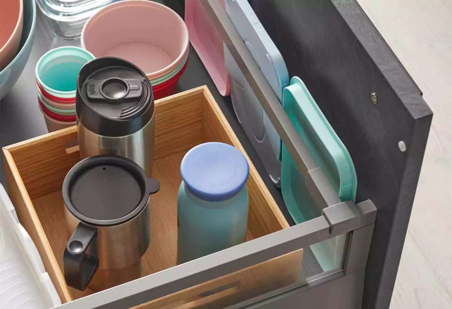 Deckelhalter integriert in eine Schublade