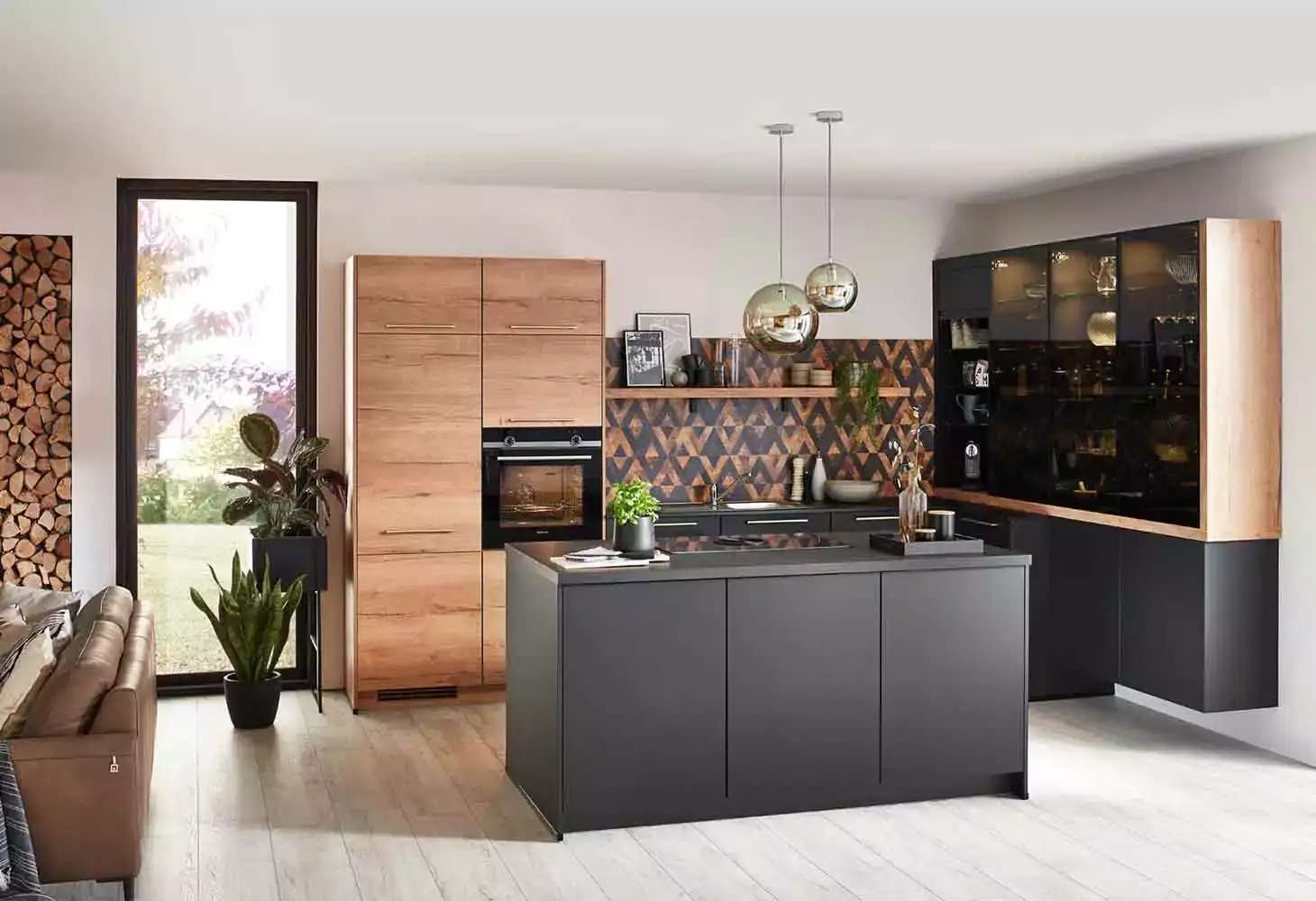 Moderne offene Wohnküche mit schwarzer Kochinsel, Holzfronten, geometrischer Rückwand und hängenden Kugelleuchten im minimalistischen Design.