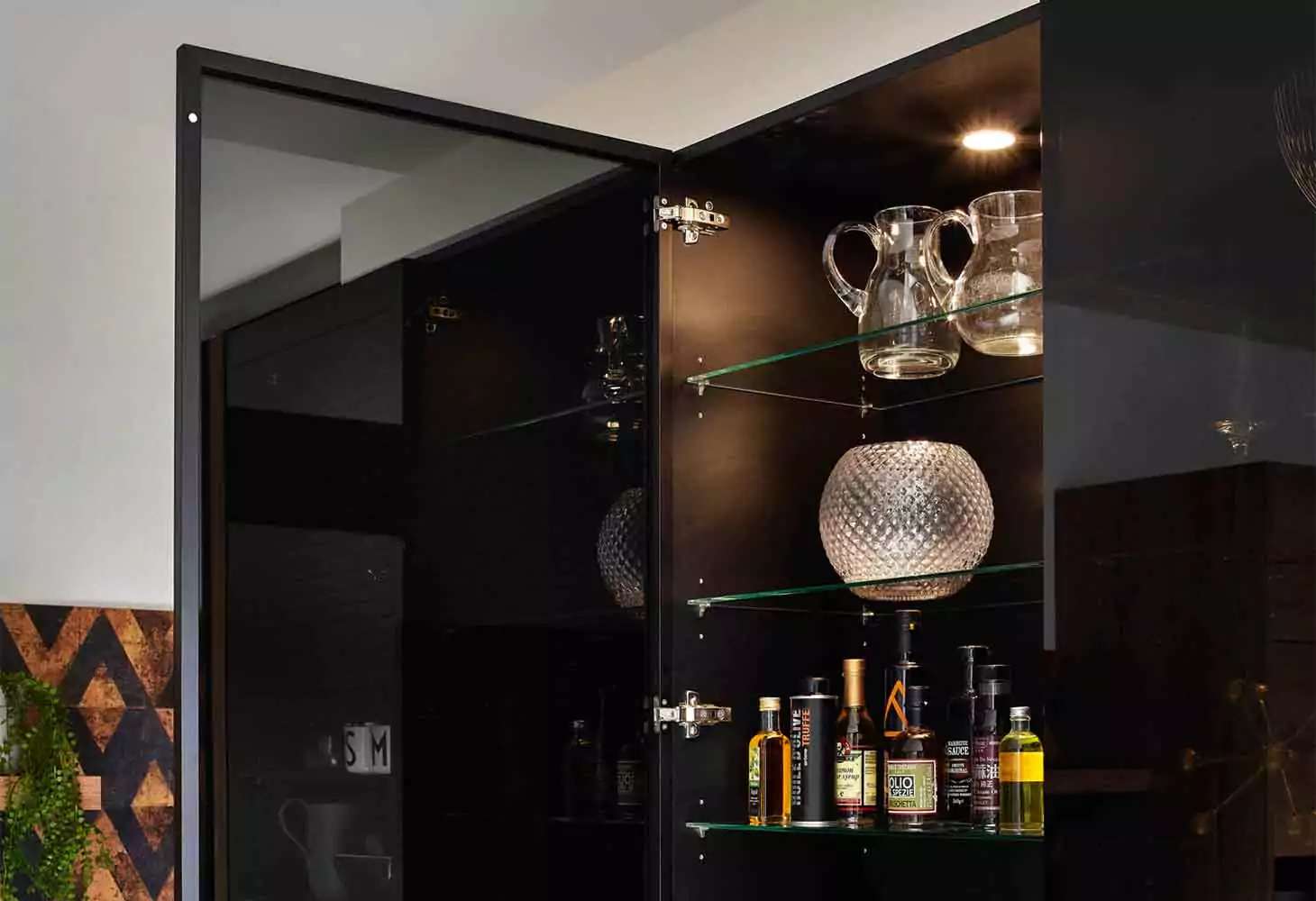 Glastüren an einem beleuchteten Oberschrank