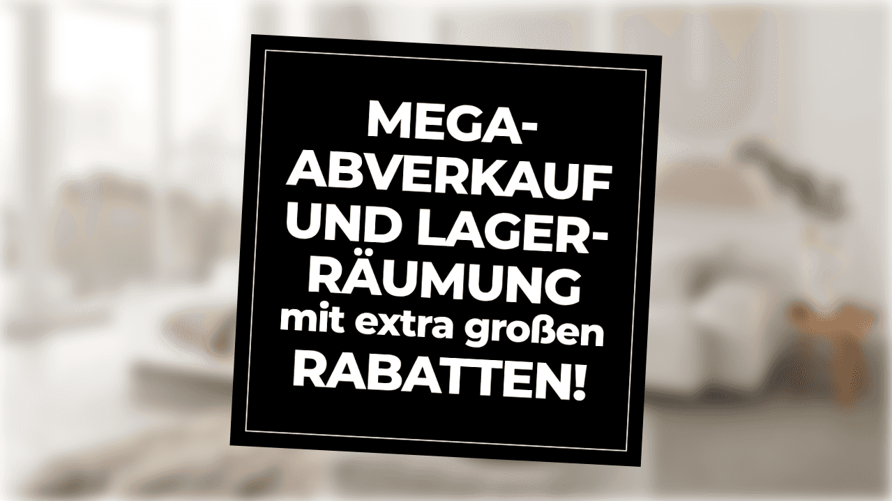 Schwarzes Werbebanner mit weißer Schrift bewirbt "Mega-Abverkauf und Lagerräumung mit extra großen Rabatten"