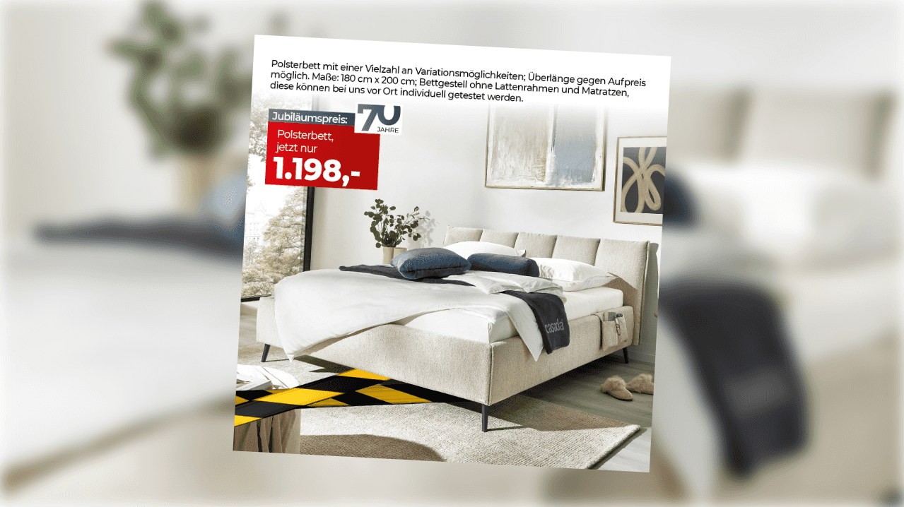 Jubiläumsangebot für Polsterbett 180x200cm für 1.198€, helles Schlafzimmer mit modernem weißem Bett und blauen Akzenten, 70 Jahre Jubiläum