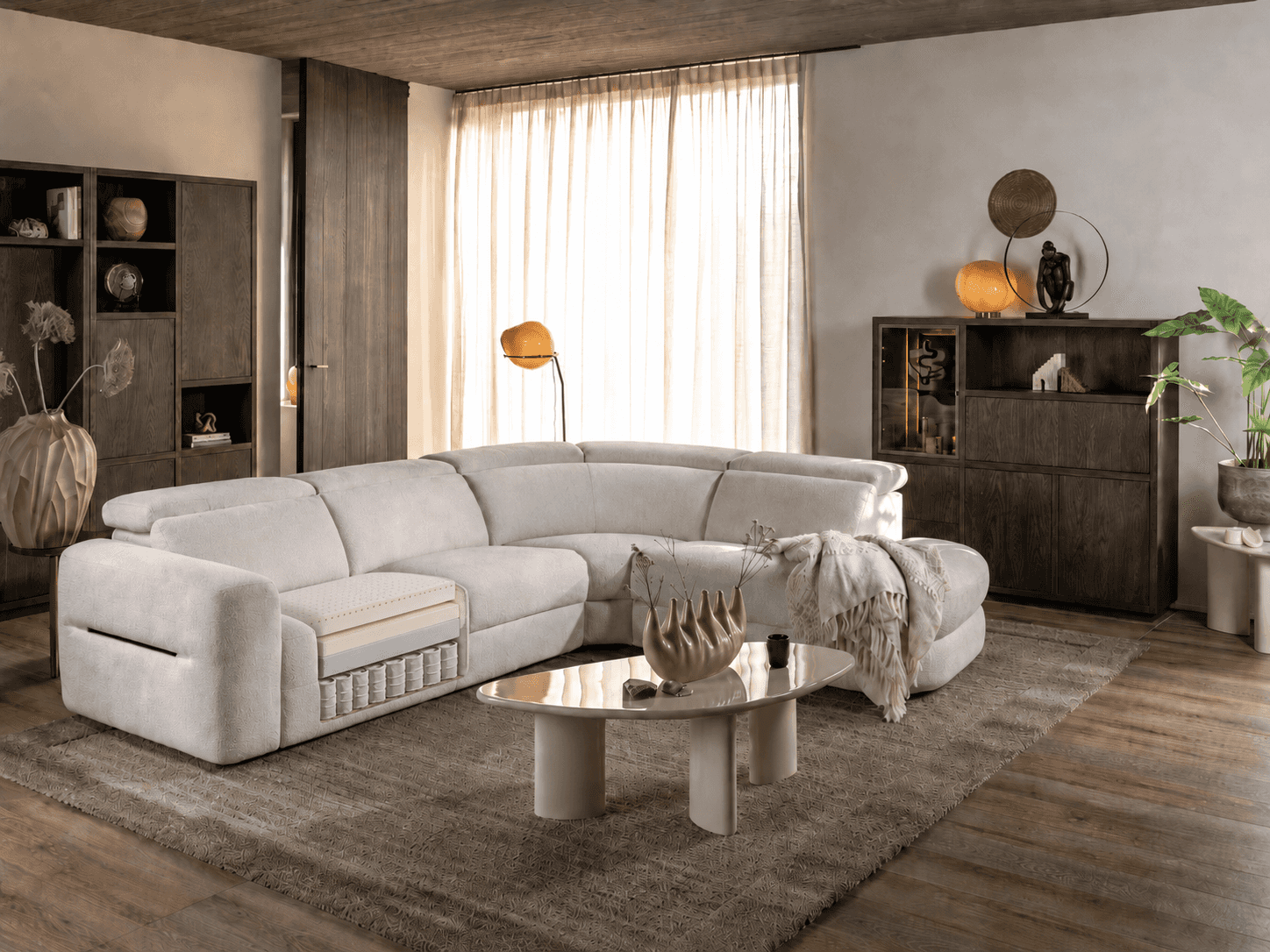H&H Ecksofa mit hellem Stoffbezug, sichtbarer Kaltschaum-Polsterung und großzügiger Liegefläche in modern eingerichteter Wohnlandschaft.