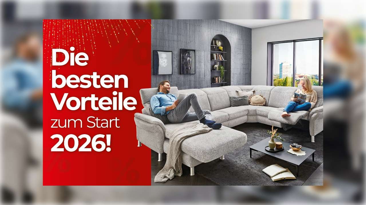 Gemütliche Wohnlandschaft bei Einrichtung Leber: Ein modernes, hellgraues Sofa in einem stilvollen Wohnzimmer, auf dem ein Mann entspannt sitzt und eine Frau liest. Auf der linken Seite steht ein roter Banner mit dem Text „Die besten Vorteile zum Start 2026!“.