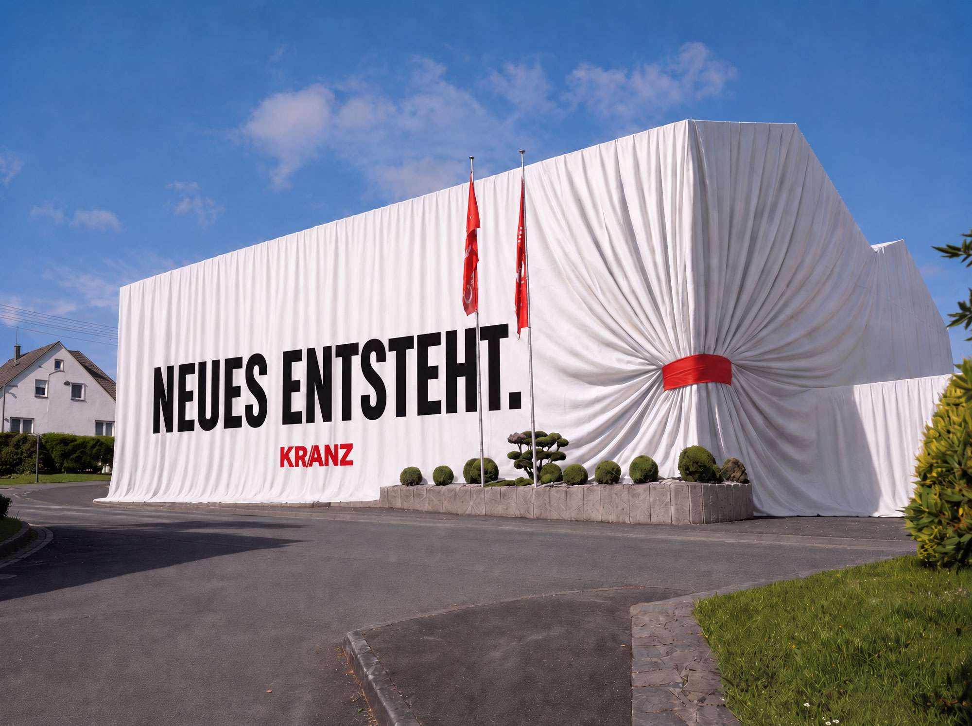 Verhüllte Außenfassade des Möbelhaus Kranz