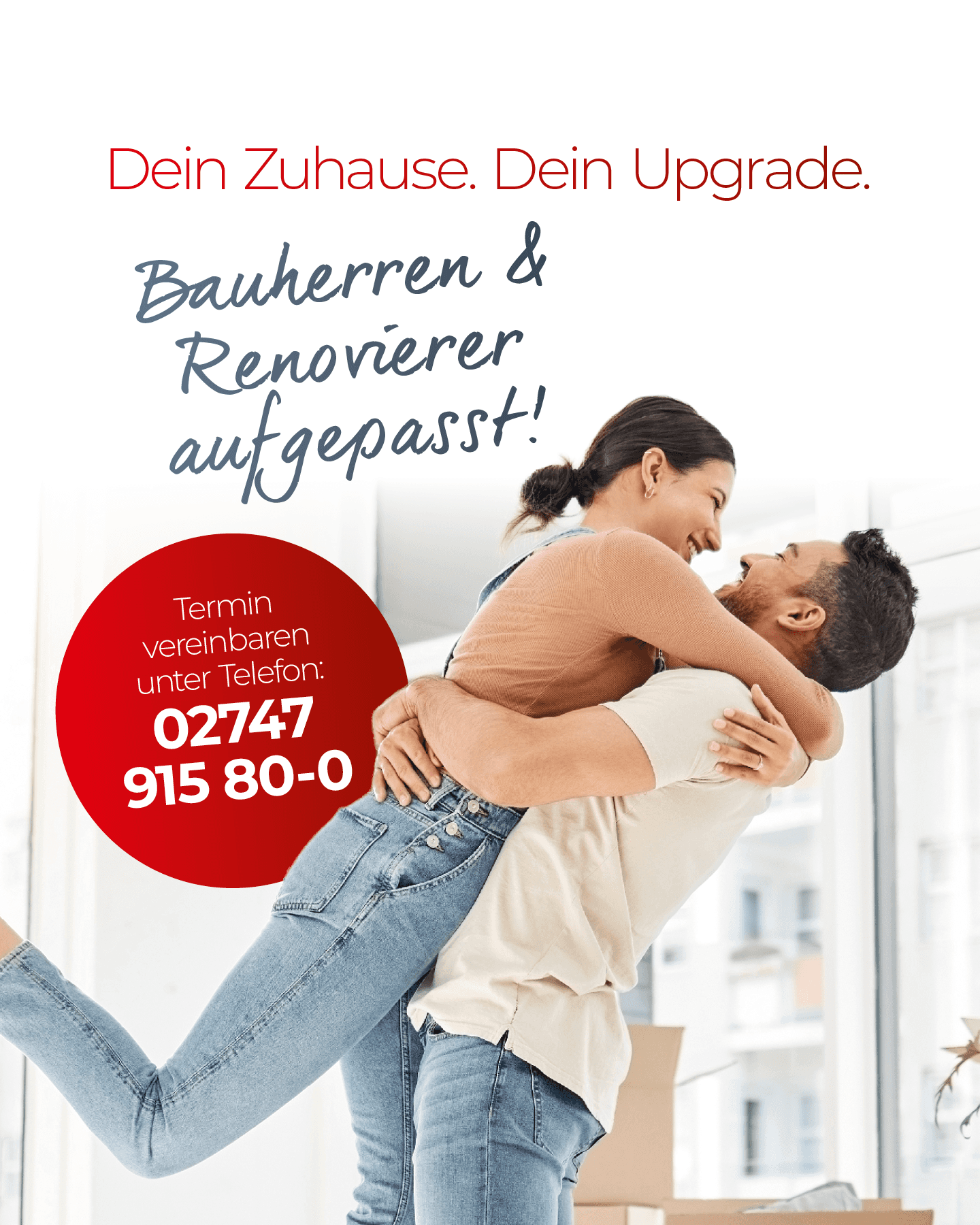 Glückliches Paar in heller Wohnung beim Umzug oder Renovieren mit Werbetext für Bauherren und Renovierer sowie Telefonnummer zur Terminvereinbarung.