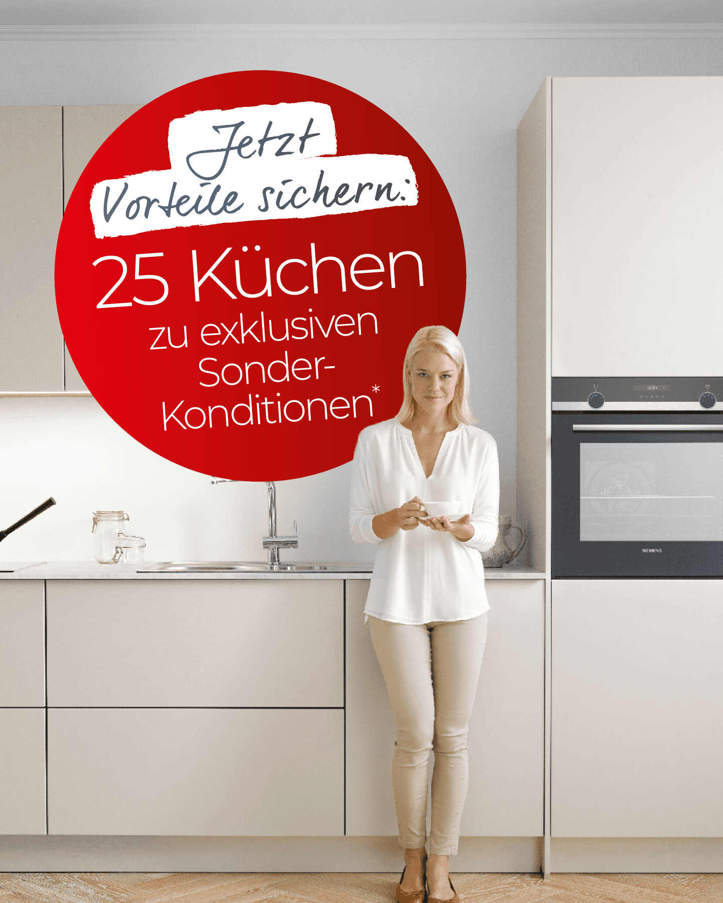 Frau mit Tasse in moderner heller Küche vor Werbegrafik zu 25 Küchen mit exklusiven Sonderkonditionen im Rahmen einer Küchen-Sonderaktion.