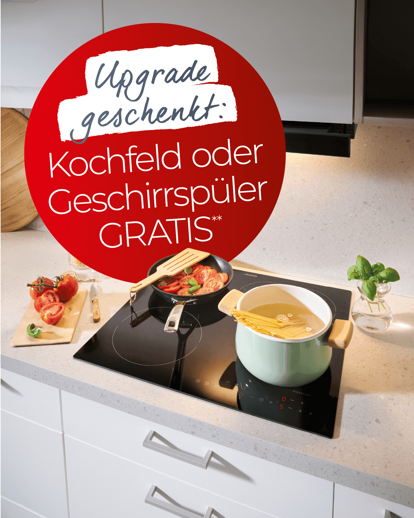 Modernes Induktionskochfeld mit Kochtopf und Pfanne in heller Küche sowie Werbehinweis für gratis Kochfeld oder Geschirrspüler beim Küchenkauf.