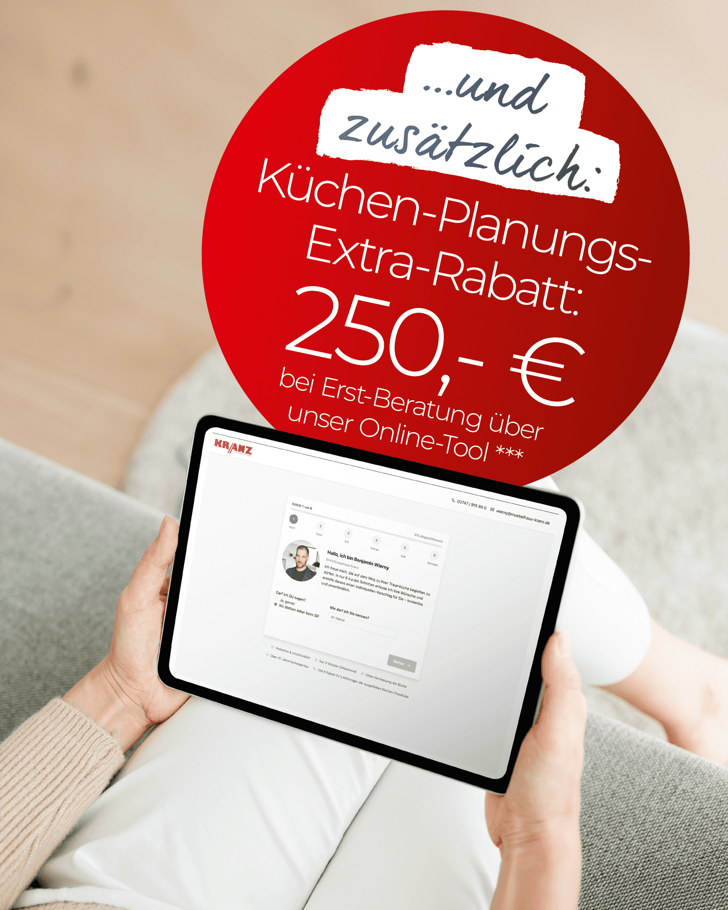 Person hält Tablet mit Online-Küchenplanung in den Händen sowie Werbehinweis für 250 Euro Küchen-Planungsrabatt bei Erstberatung über das Online-Tool.
