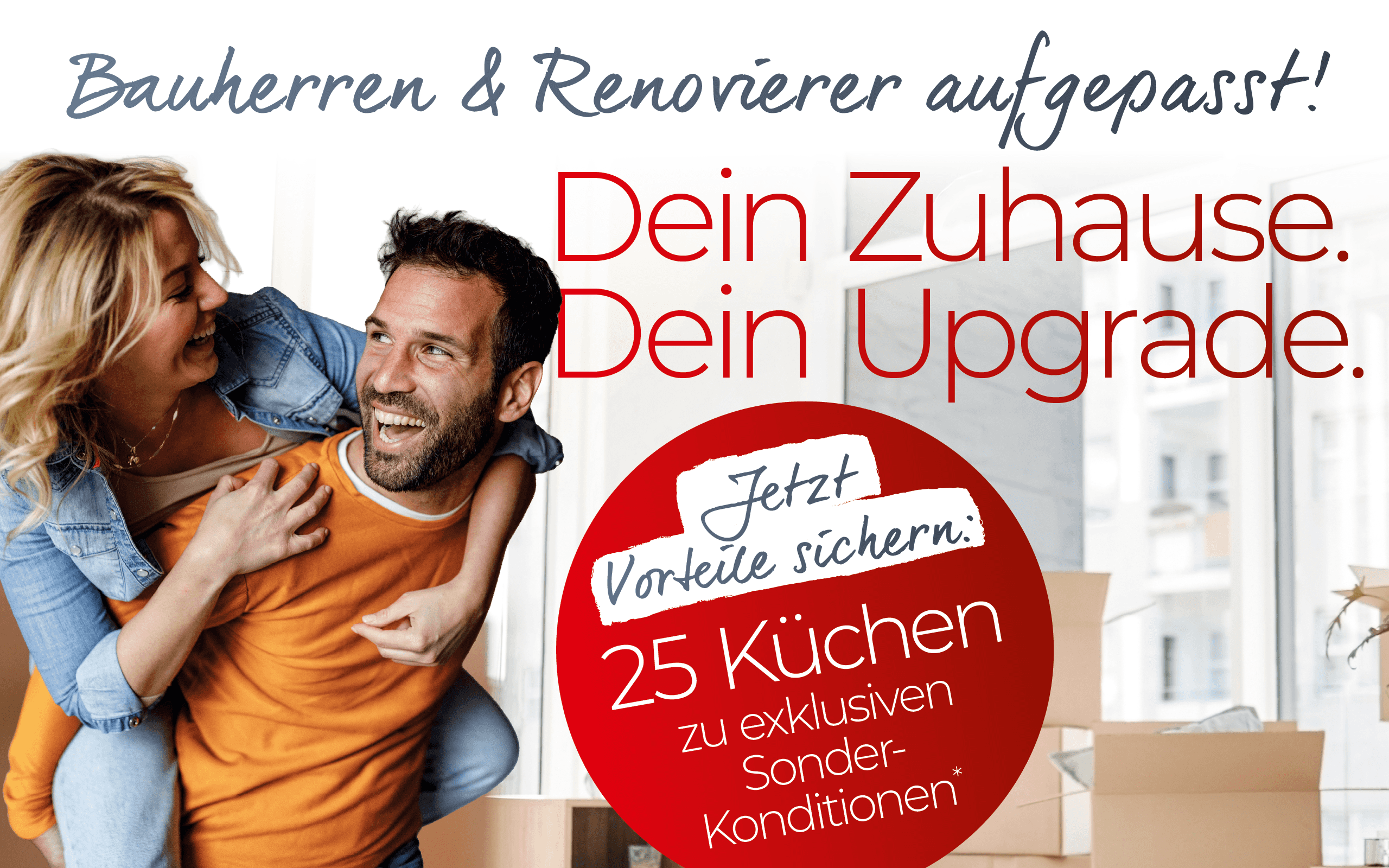 Glückliches Paar beim Umzug oder Renovieren in heller Wohnung mit Werbetext zu Küchen-Sonderaktion und exklusiven Vorteilen für Bauherren und Renovierer.