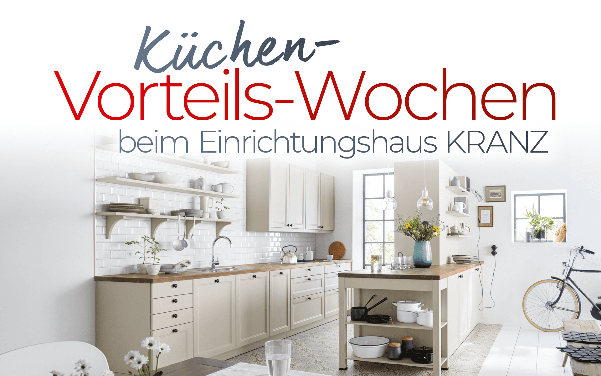 Banner „Küchen-Vorteils-Wochen“ mit heller Landhausküche, offenen Regalen und Kücheninsel.