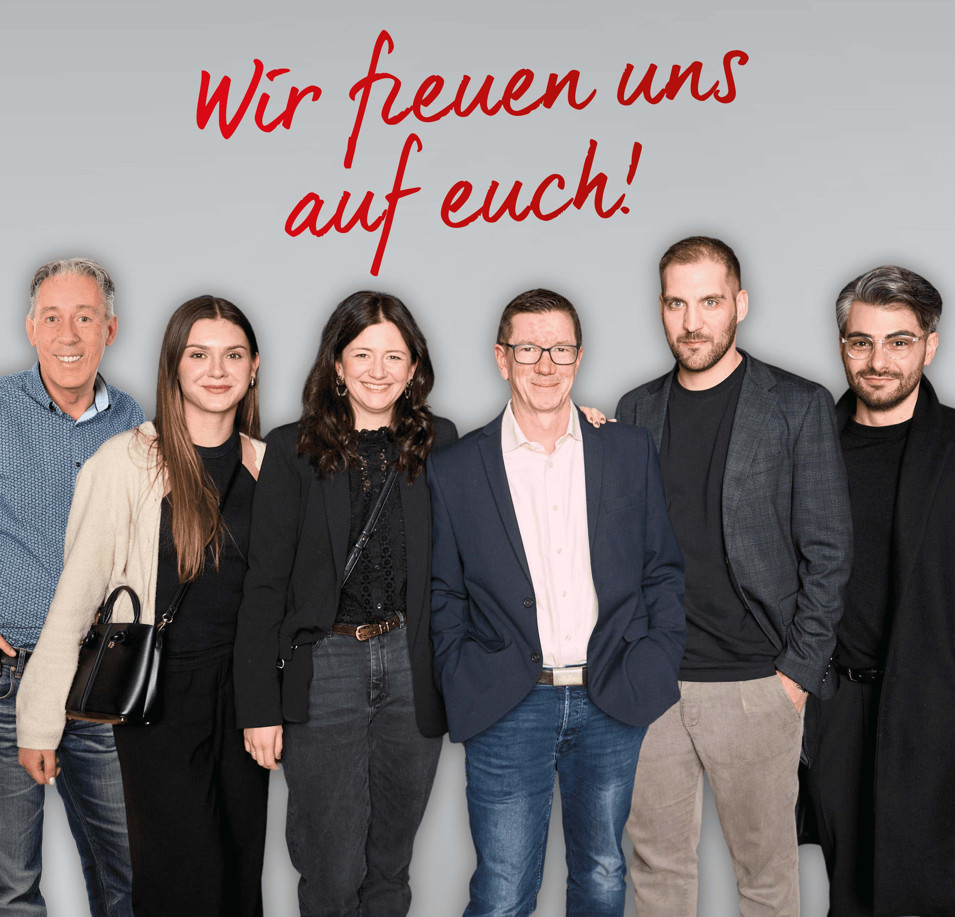 Teamfoto in Küchenstudio mit Schriftzug „Jetzt Küchen-Vorteile sichern!“.