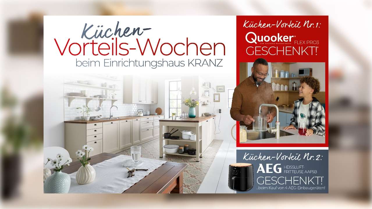 Küchen-Vorteils-Wochen beim Einrichtungshaus Kranz – helle Landhausküche mit weißen Fronten, Holzarbeitsplatte und offenen Regalen