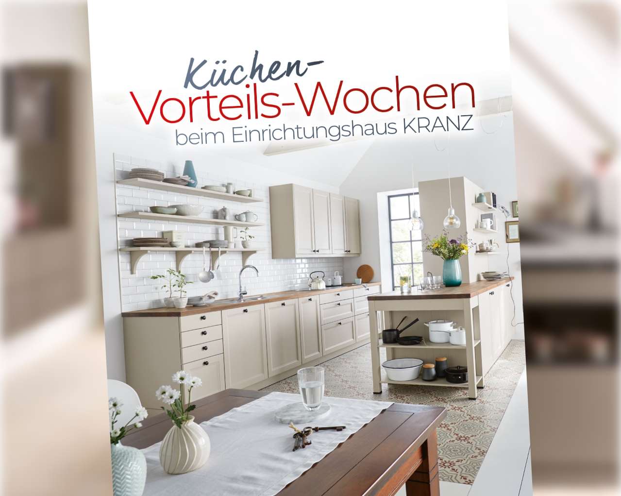 Küchen-Vorteils-Wochen beim Einrichtungshaus Kranz – helle Landhausküche mit weißen Fronten, Holzarbeitsplatte und offenen Regalen