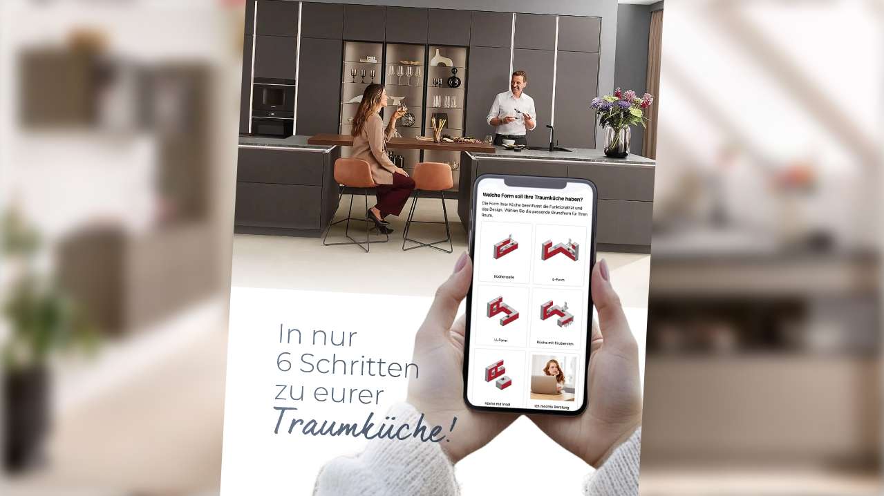 Leadgenerator-Motiv mit Smartphone und Auswahl verschiedener Küchenformen vor moderner Ausstellungsküche.