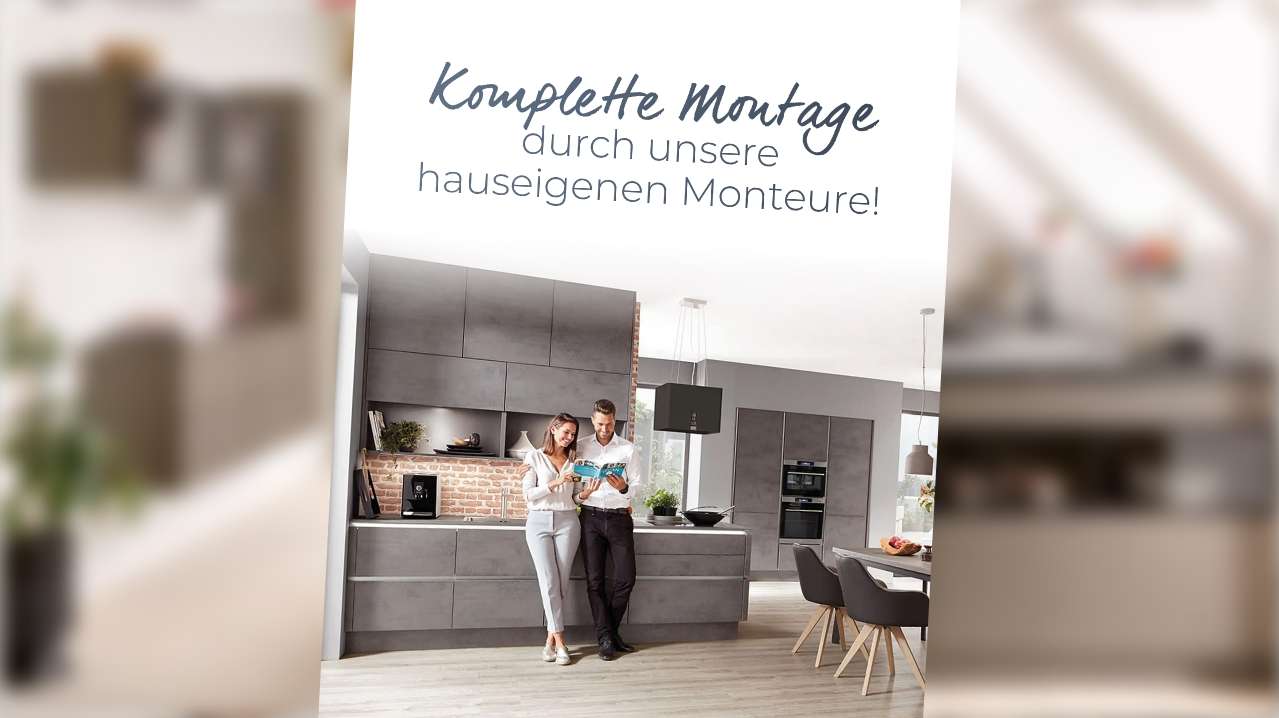Werbemotiv „Komplette Montage durch hauseigene Monteure“ mit Paar in moderner grauer Küche.