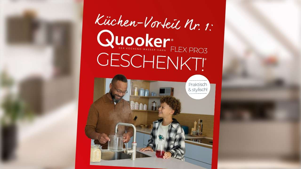 Werbemotiv „Quooker Flex Pro3 geschenkt“ mit Vater und Kind an der Küchenarmatur.
