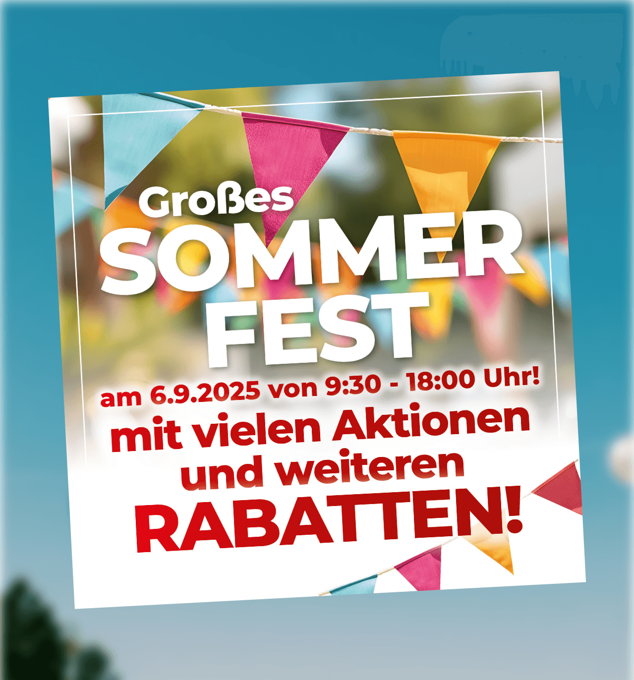 Werbebanner für großes Sommerfest am 6.9.2025 von 9:30-18:00 Uhr mit bunten Wimpeln, bewirbt viele Aktionen und weitere Rabatte auf blauem Hintergrund
