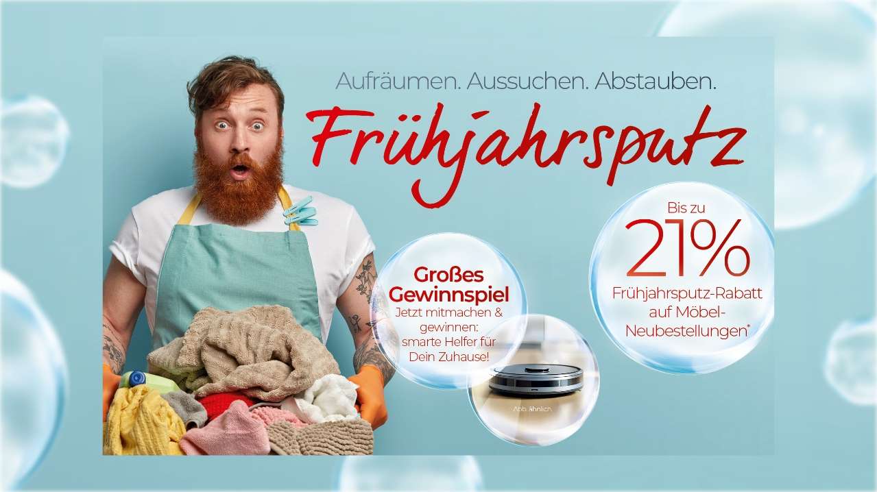 Links ein Mann mit Schürze und vollem Wäschekorb, in der Mitte der Hinweis auf das große Gewinnspiel mit smarten Haushaltshelfern in einer Seifenblase, rechts der Aktionsrabatt von bis zu 21 Prozent auf Möbel-Neubestellungen. Darüber der Claim: Aufräumen, Aussuchen, Abstauben – Frühjahrsputz.