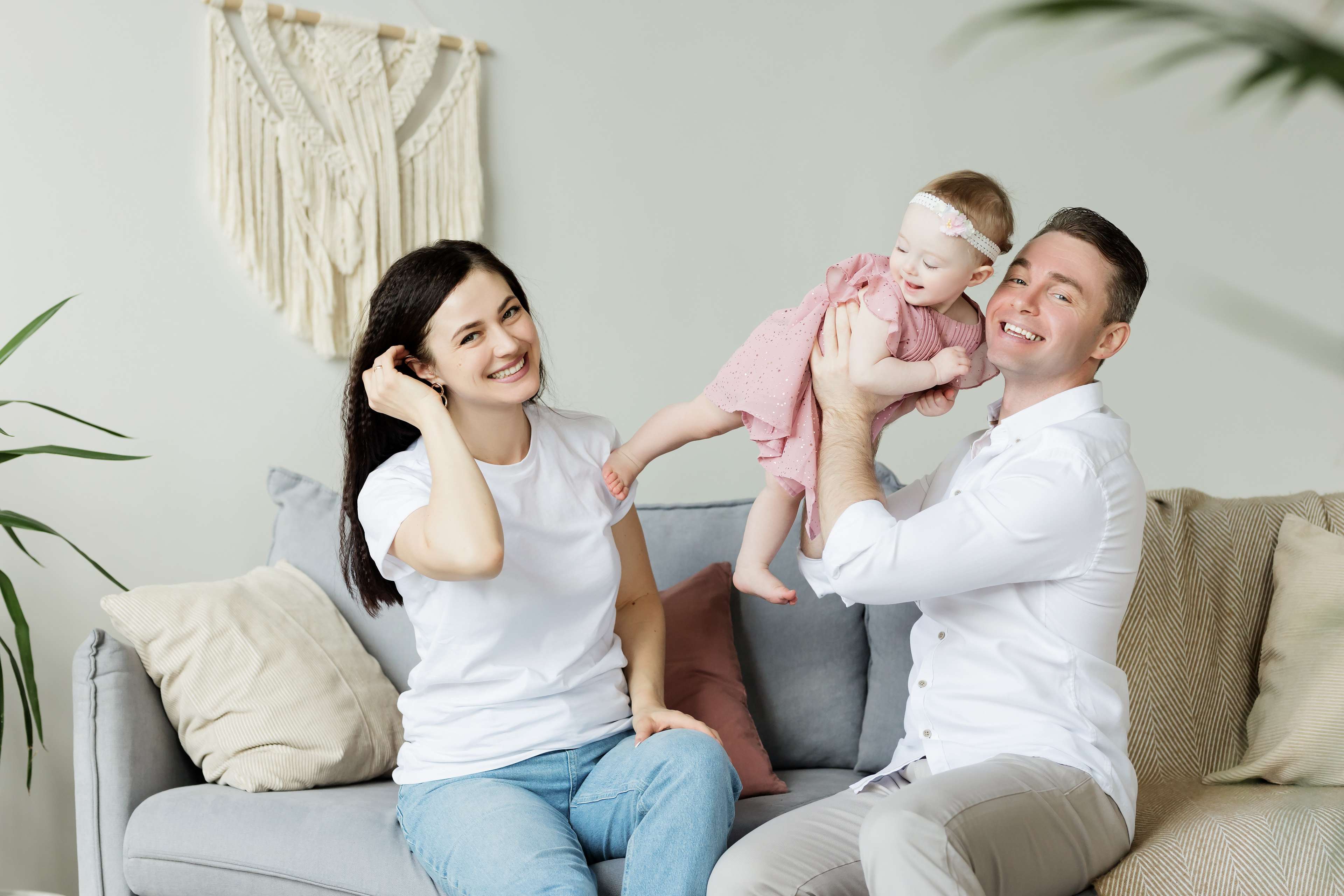 Junge Familie auf Sofa mit Kind
