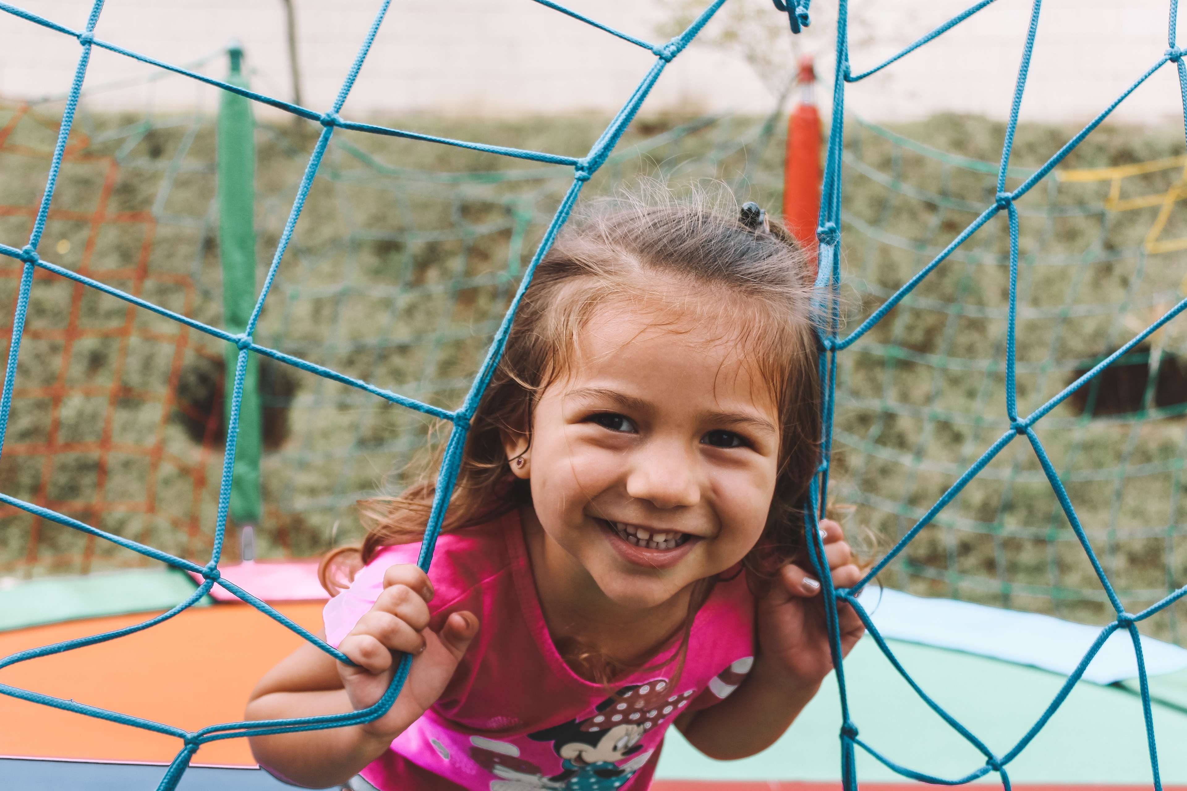 Kleines Mädchen hat Freude beim spielen auf dem Spielplatz