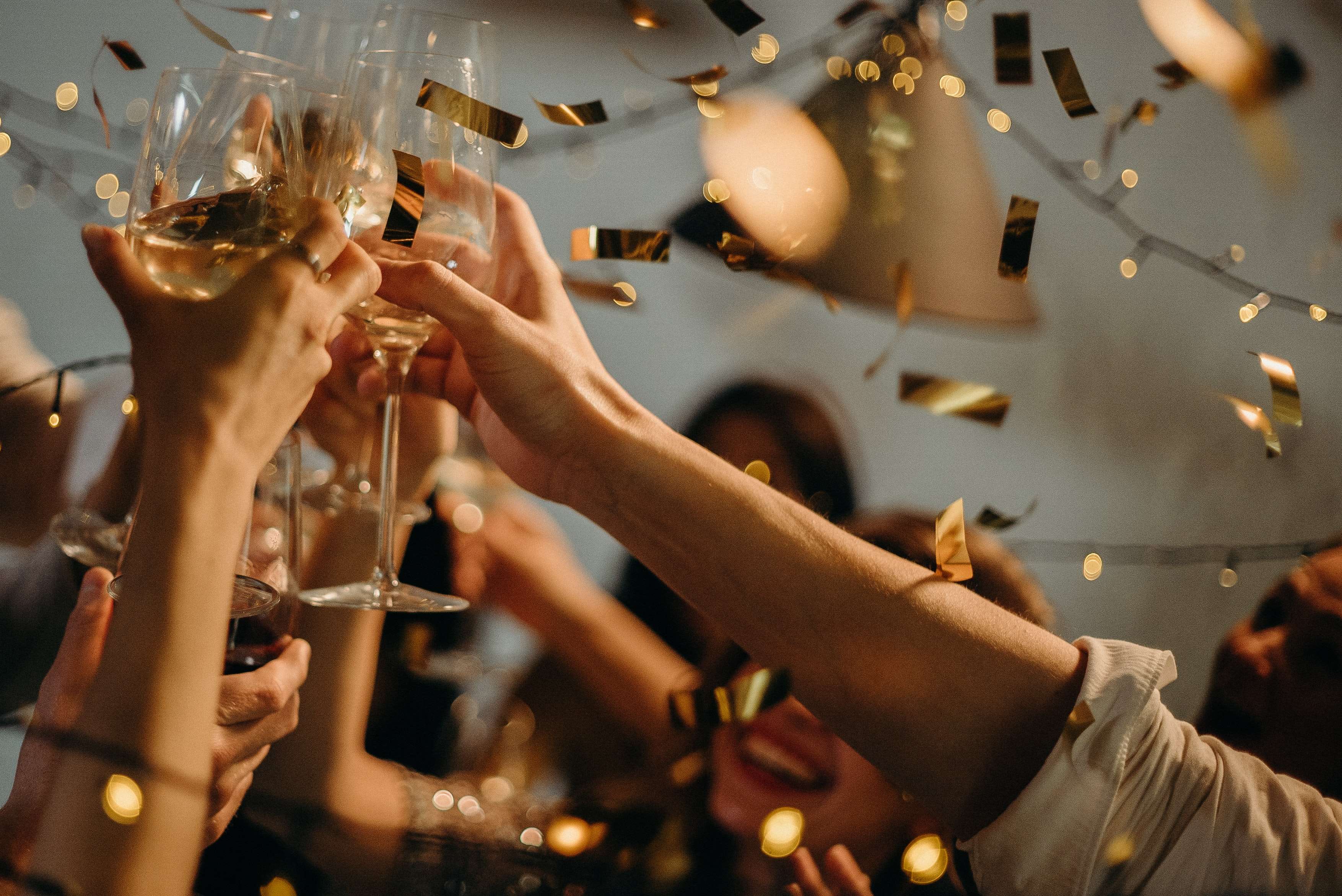 Menschen stoßen mit Sekt auf das neue Jahr an