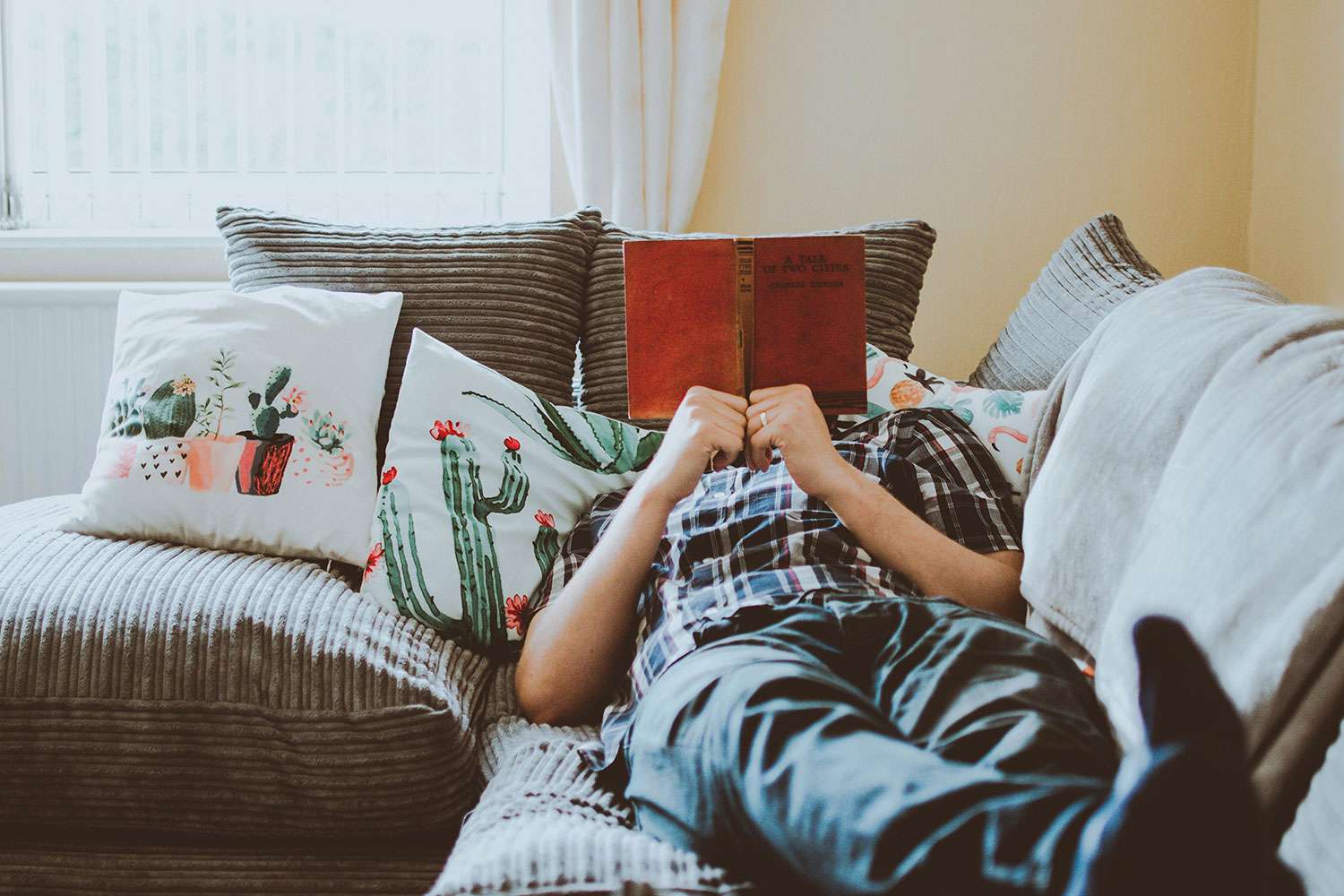 Unterschied Couch und Sofa - Mann Sitzt auf Couch/Sofa und liest Buch