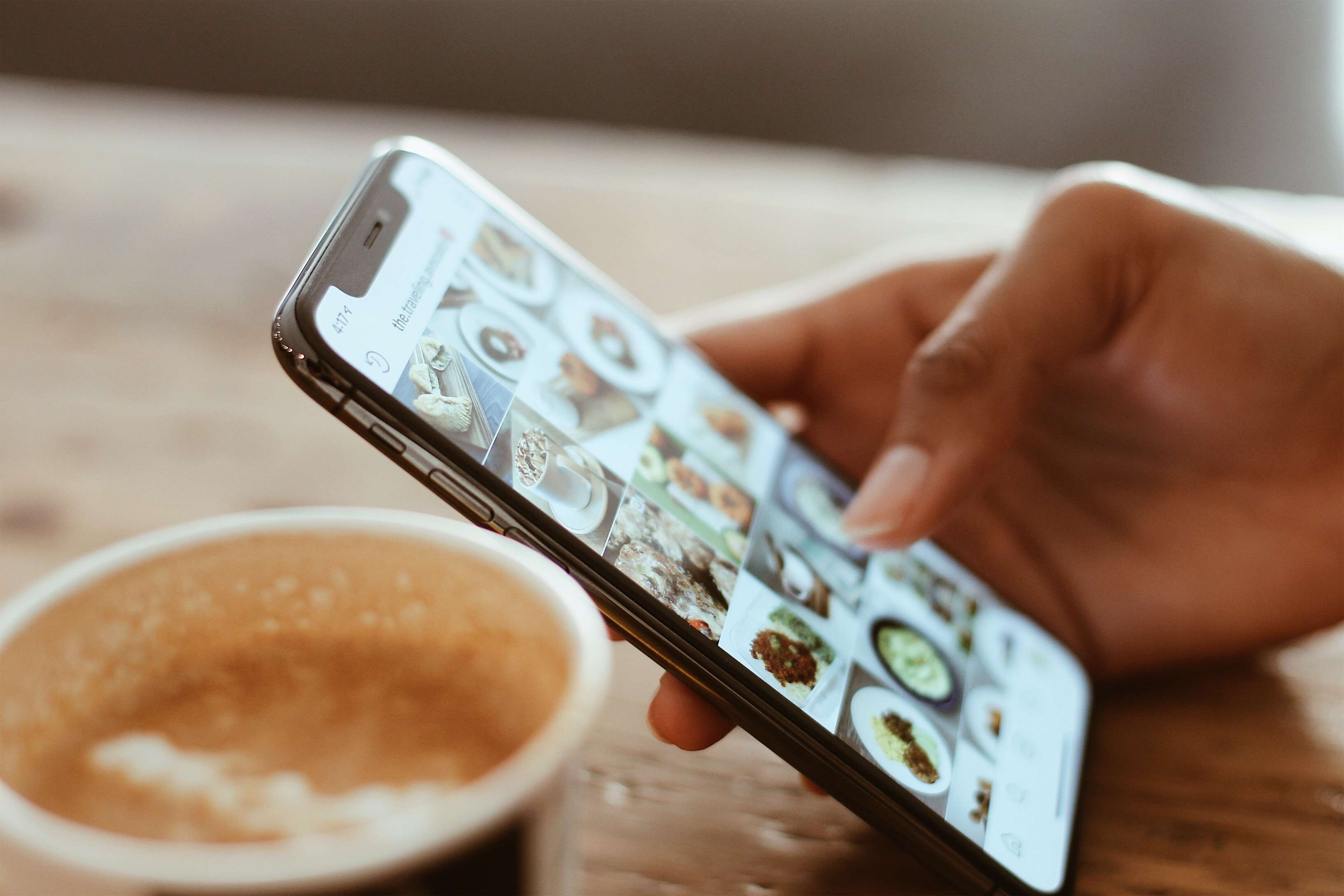 Mensch der ein Smartphone in der Hand hält