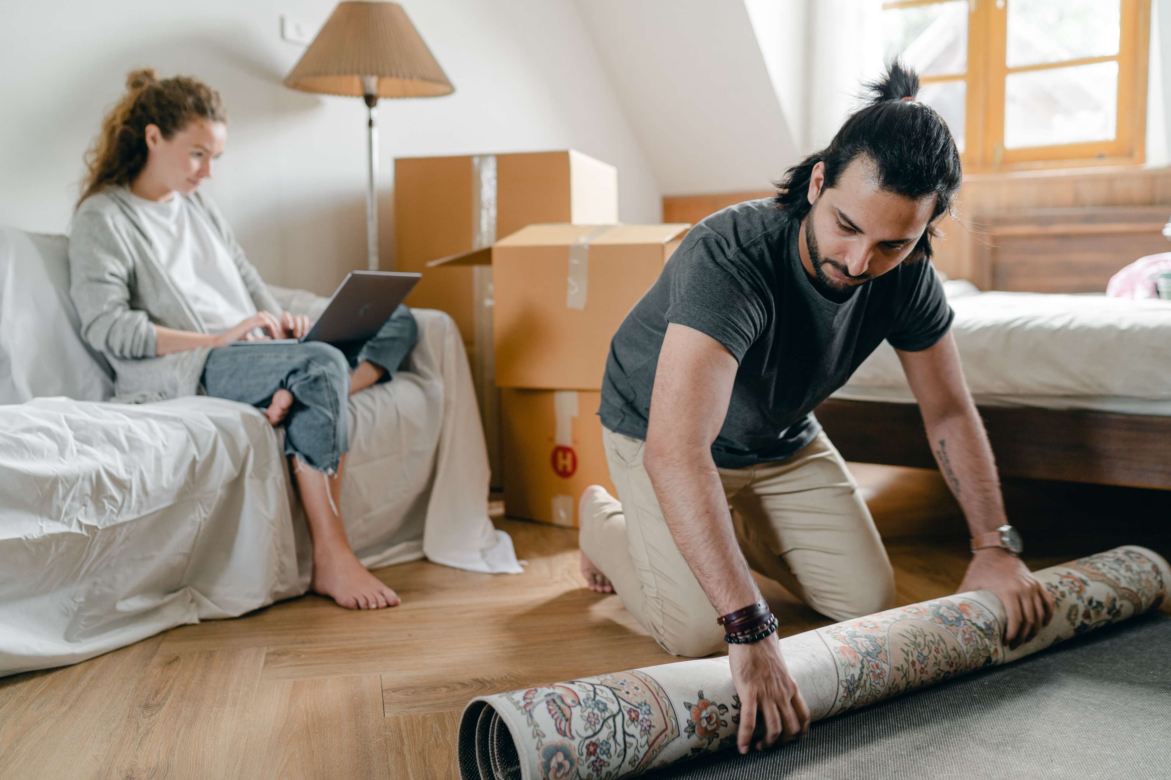 Junges Paar räumt Wohnzimmer für Renovierung auf