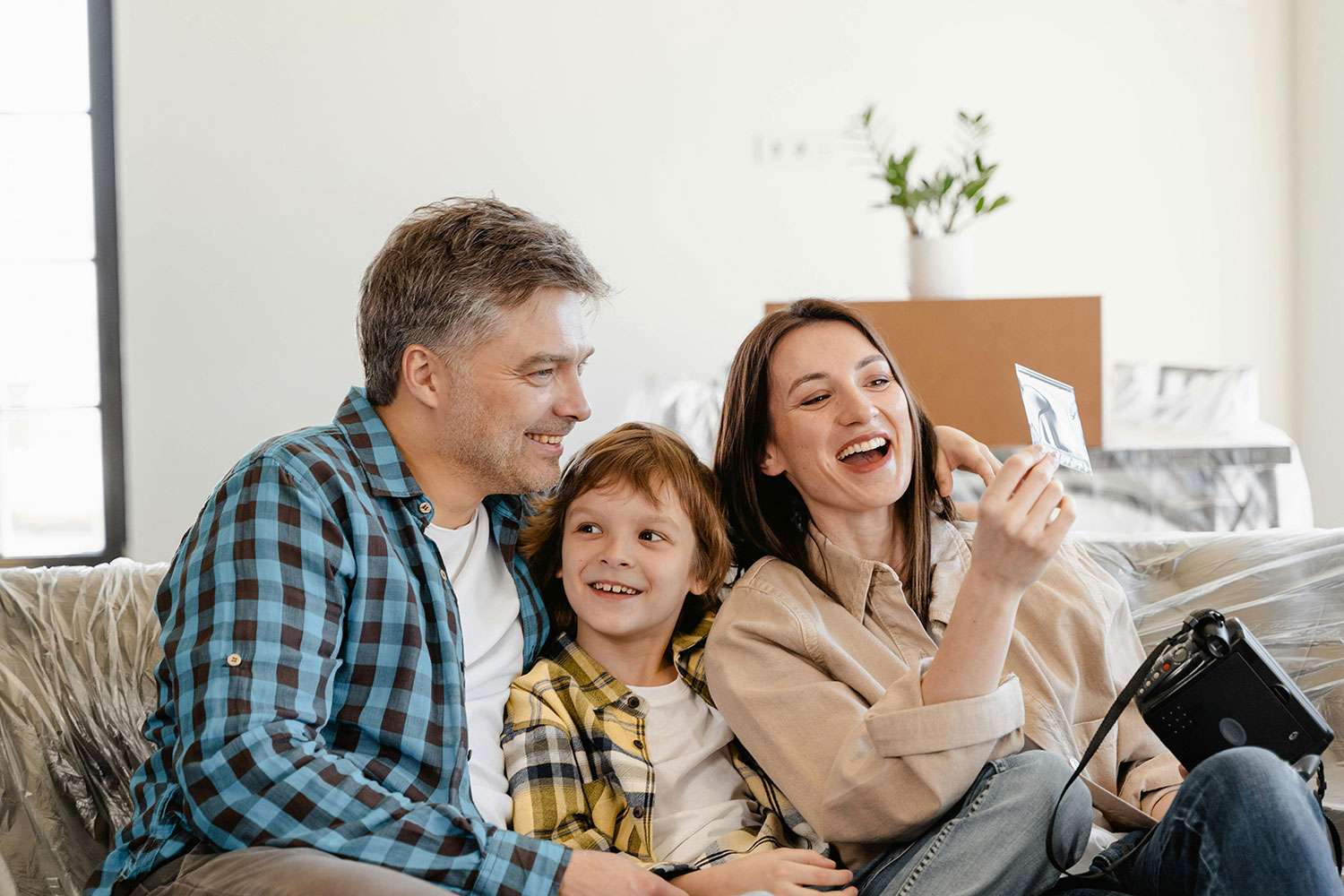 Unterschied Couch und Sofa - Fröhliche Familie auf einer Couch/Sofa