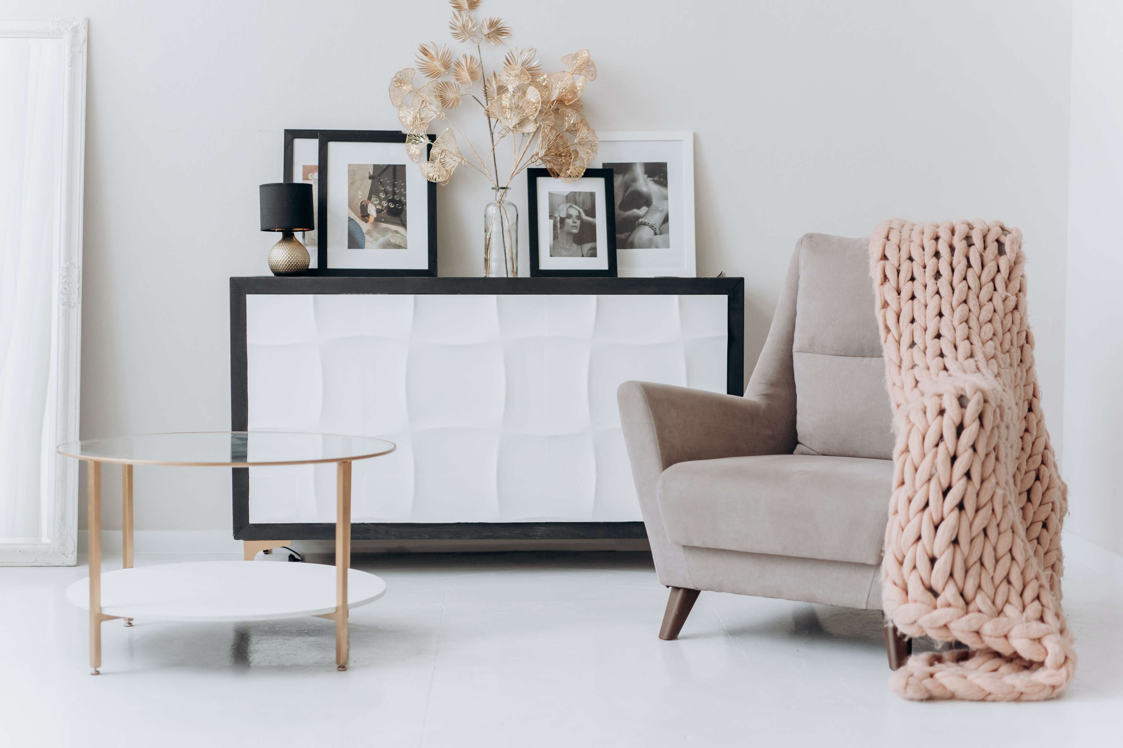 Kreatives Deko-Arrangement mit Sessel und Besitelltisch