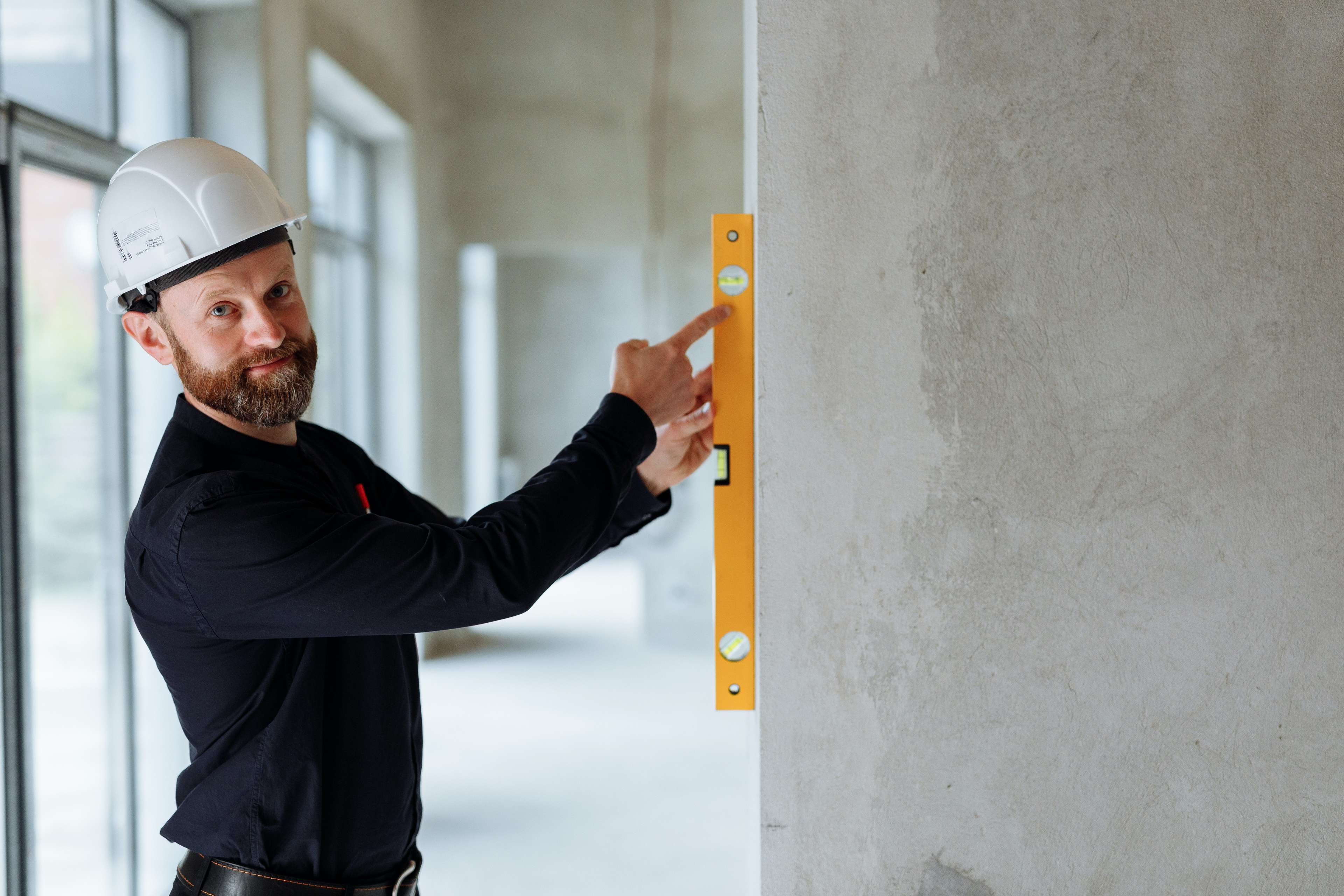 Ingenieur misst eine Wand mit einer Wasserwaage