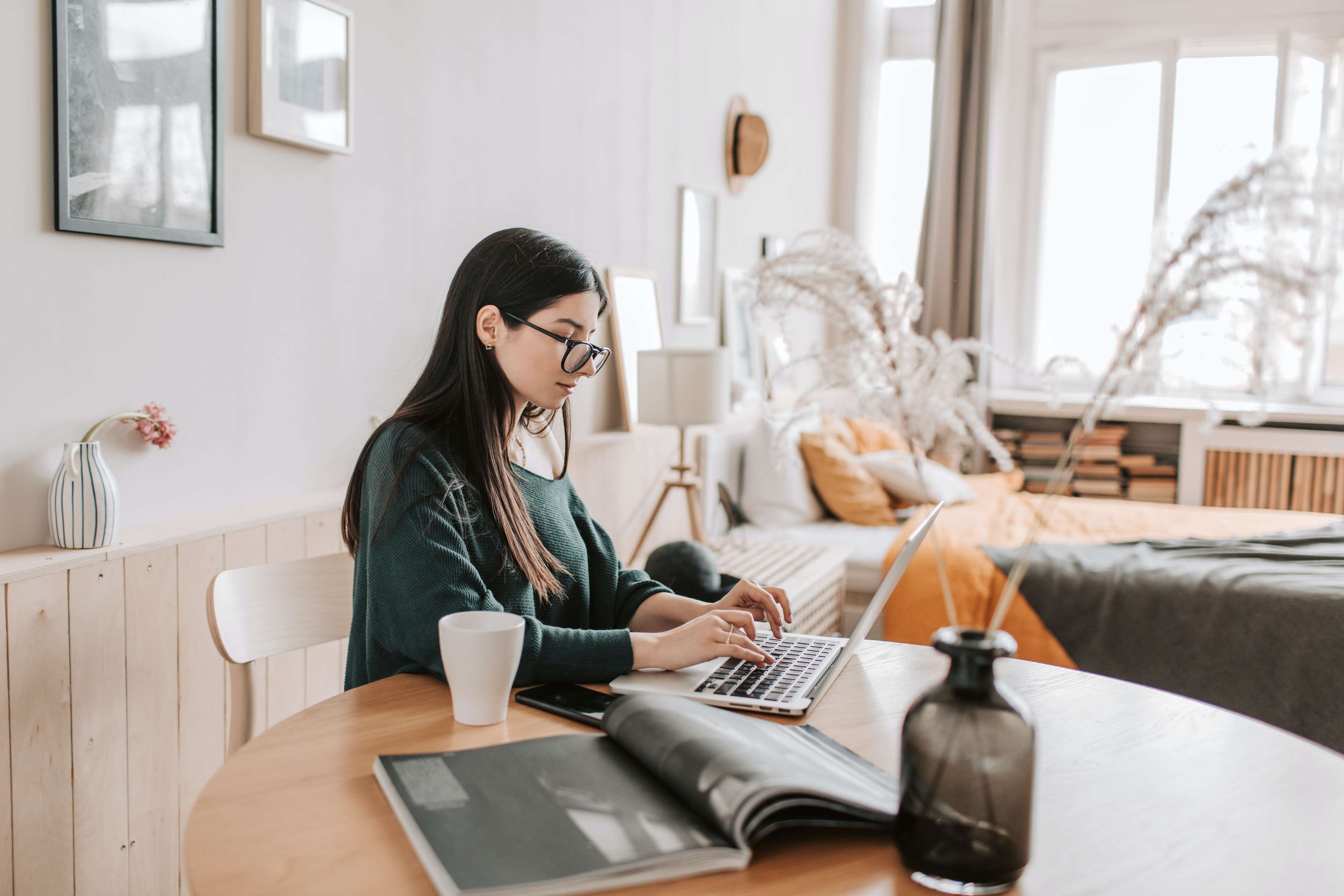 Junge Frau surft im Internet an Ihrem Laptop