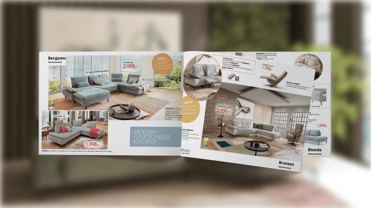 Aufgeschlagenes Activineo-Prospekt mit Sofas und Sesseln in modernen Wohnzimmern.