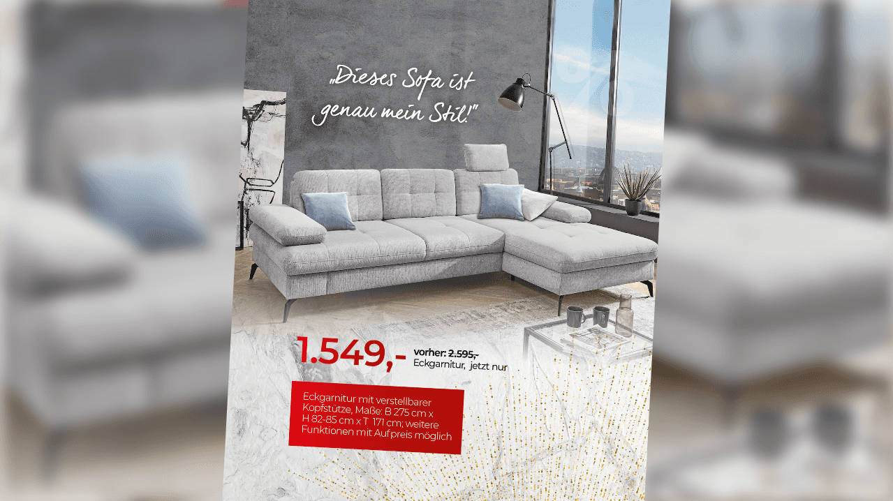 Werbegrafik mit einer grauen Eckcouch in modernem Wohnraum und hervorgehobenem Angebotspreis.
