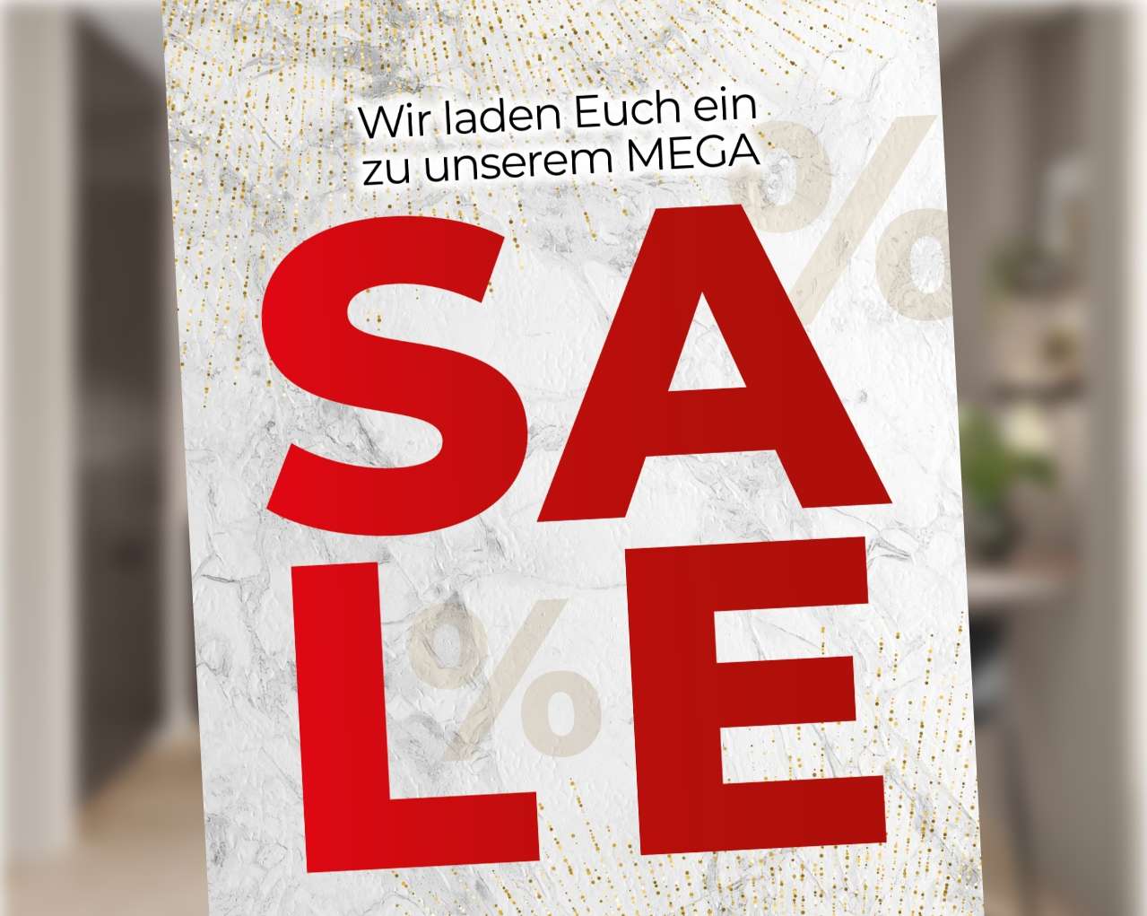 Werbegrafik mit großem roten Schriftzug ‚SALE‘ und dem Hinweis ‚Wir laden Euch ein zu unserem Mega Sale‘ auf hellem Hintergrund mit goldenen Akzenten.