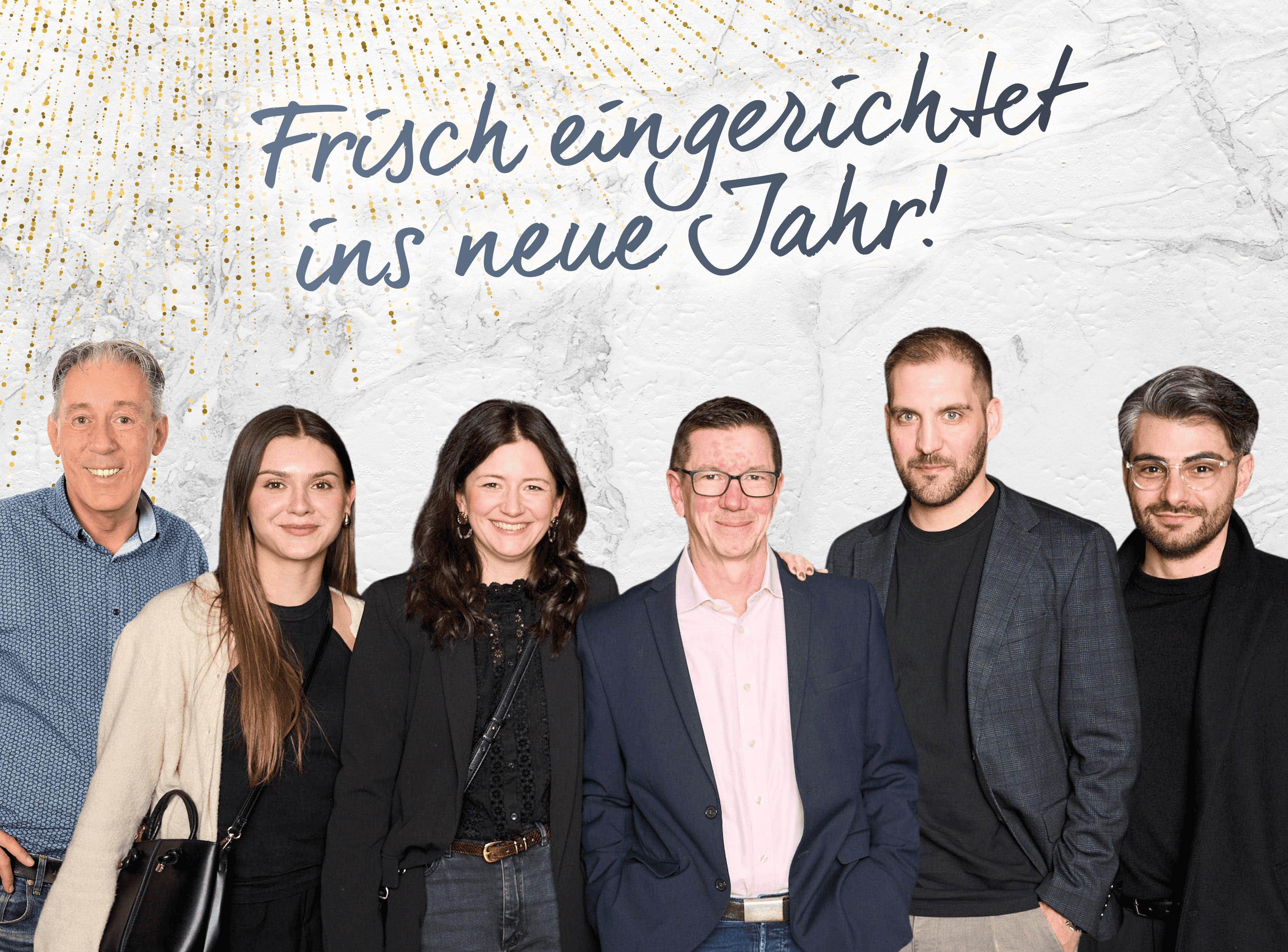 Gruppenfoto eines Teams vor hellem Hintergrund mit dem Schriftzug ‚Frisch eingerichtet ins neue Jahr!