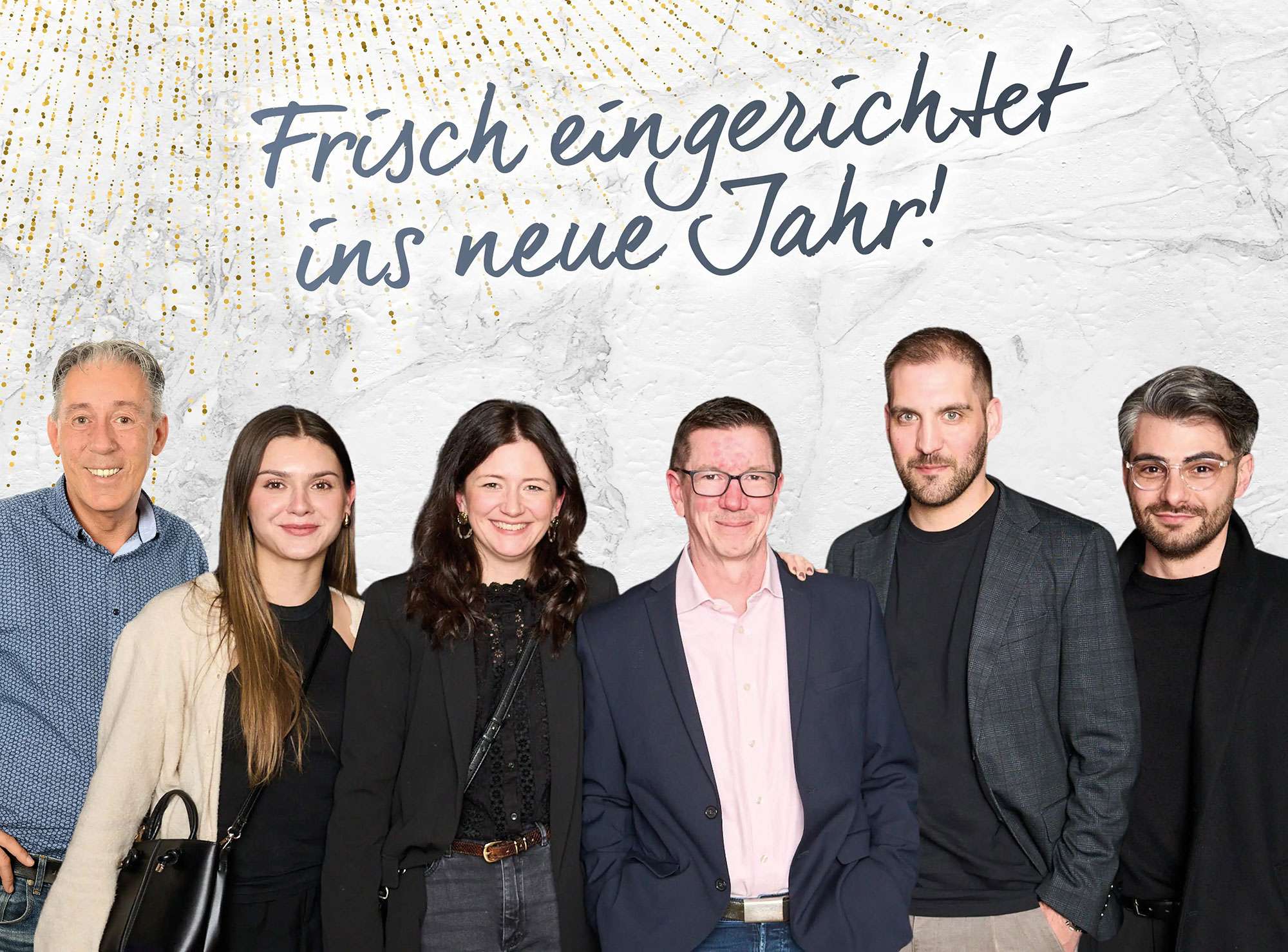 Gruppenfoto Team Einrichtungshaus Kranz vor hellem Hintergrund mit dem Schriftzug ‚Frisch eingerichtet ins neue Jahr!