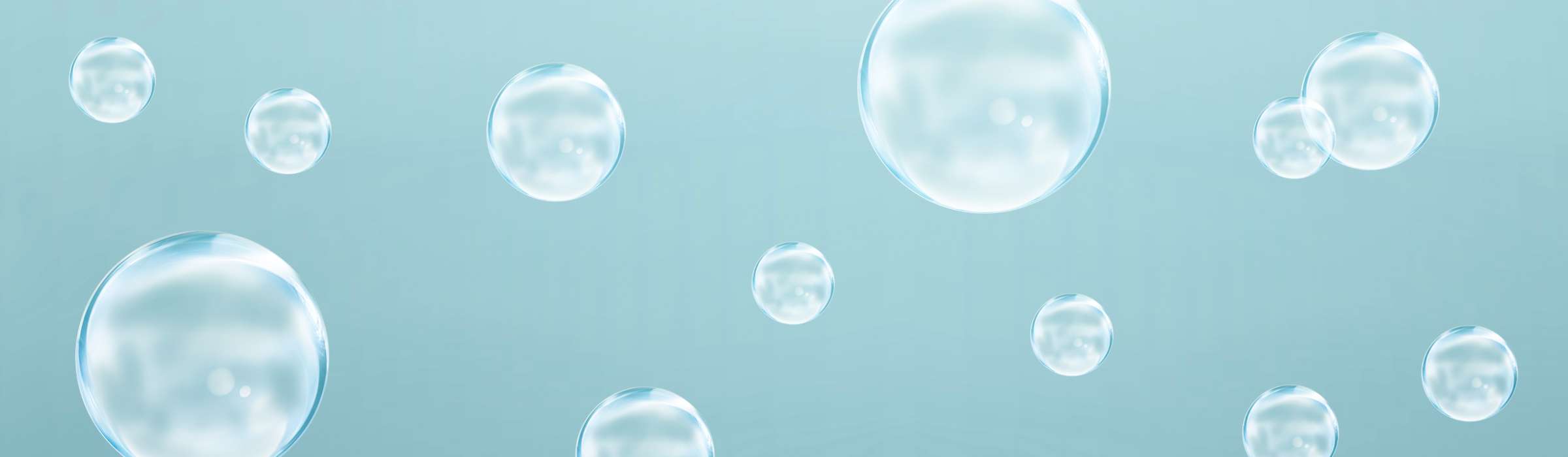 Seifenblasen vor türkisfarbenen Hintegrund
