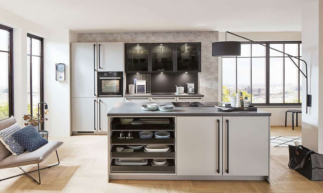 Abbildung einer Küche mit Insel in hell Grau/Beige mit Schwarzen Highlights