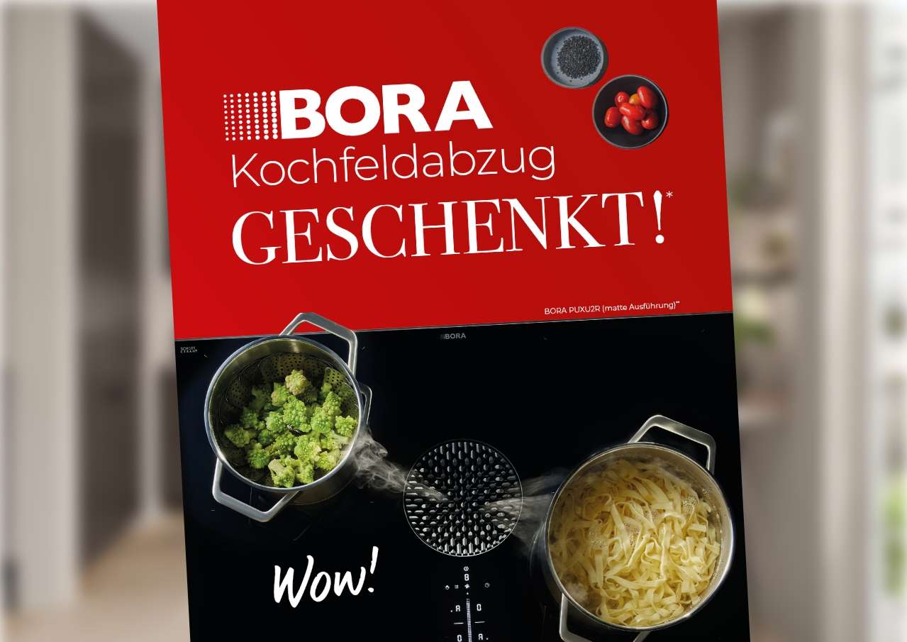 Werbeanzeige mit rotem Hintergrund: "Wow! Beim Küchenkauf erhaltet Ihr einen BORA-Kochfeldabzug GESCHENKT!" - Produktfoto zeigt schwarzes BORA PUXU2R Induktionskochfeld mit Töpfen voller Brokkoli und Nudeln.