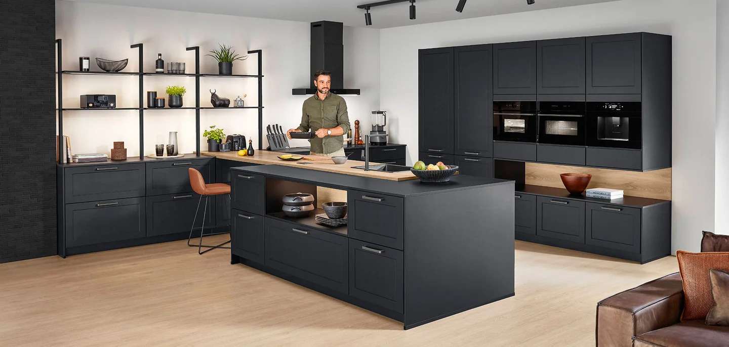 Moderne Landhausküche von nobilia im skandinavischen Stil mit mattschwarzen Fronten, Holzarbeitsflächen, offener Regalkombination, Kücheninsel mit Barhocker und eingebauten Elektrogeräten