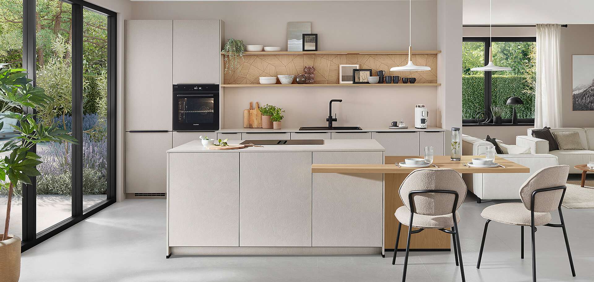 Moderne offene Wohnküche in Beige mit Holzakzenten, Kochinsel mit integriertem Esstisch, zwei beigen Essstühlen, offenen Regalen mit geometrisch gemusterter Holzrückwand, großen Fensterfronten mit Gartenblick und weißen Pendelleuchten