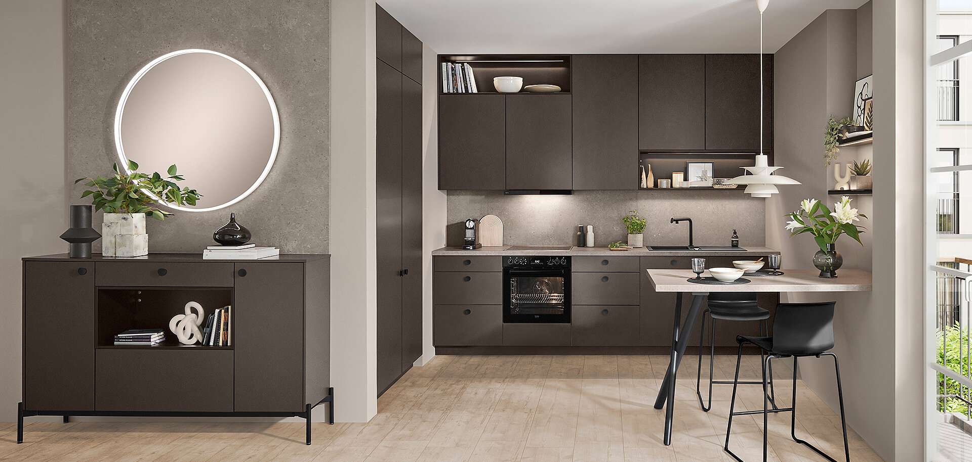 Moderne Wohnküche mit dunkelbraunen matten Fronten, Sideboard mit rundem LED-Spiegel im Eingangsbereich, Frühstückstheke mit schwarzen Barhockern und hellem Holzboden.