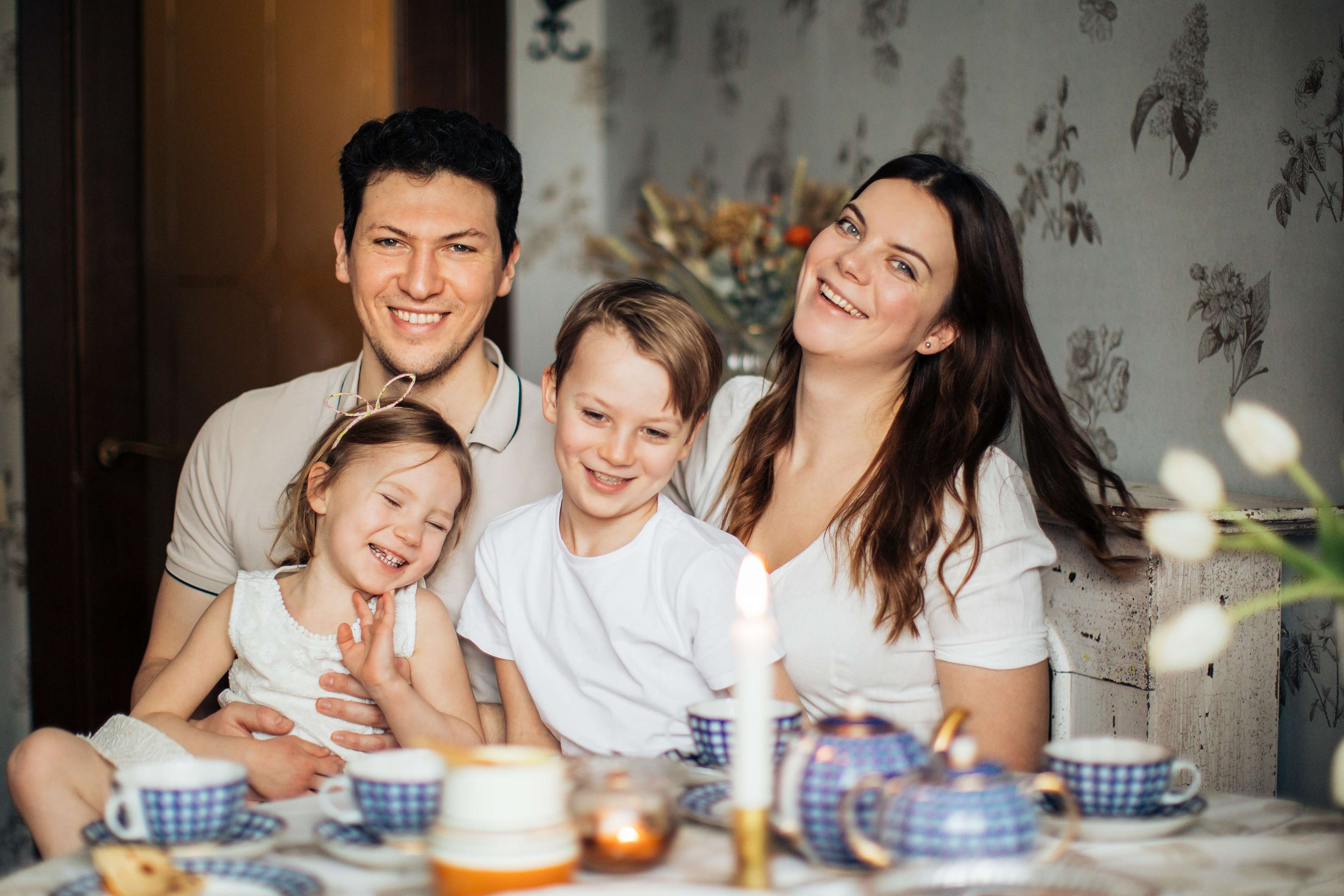 Junge Familie sitzt Glück am Tisch in einer Küche